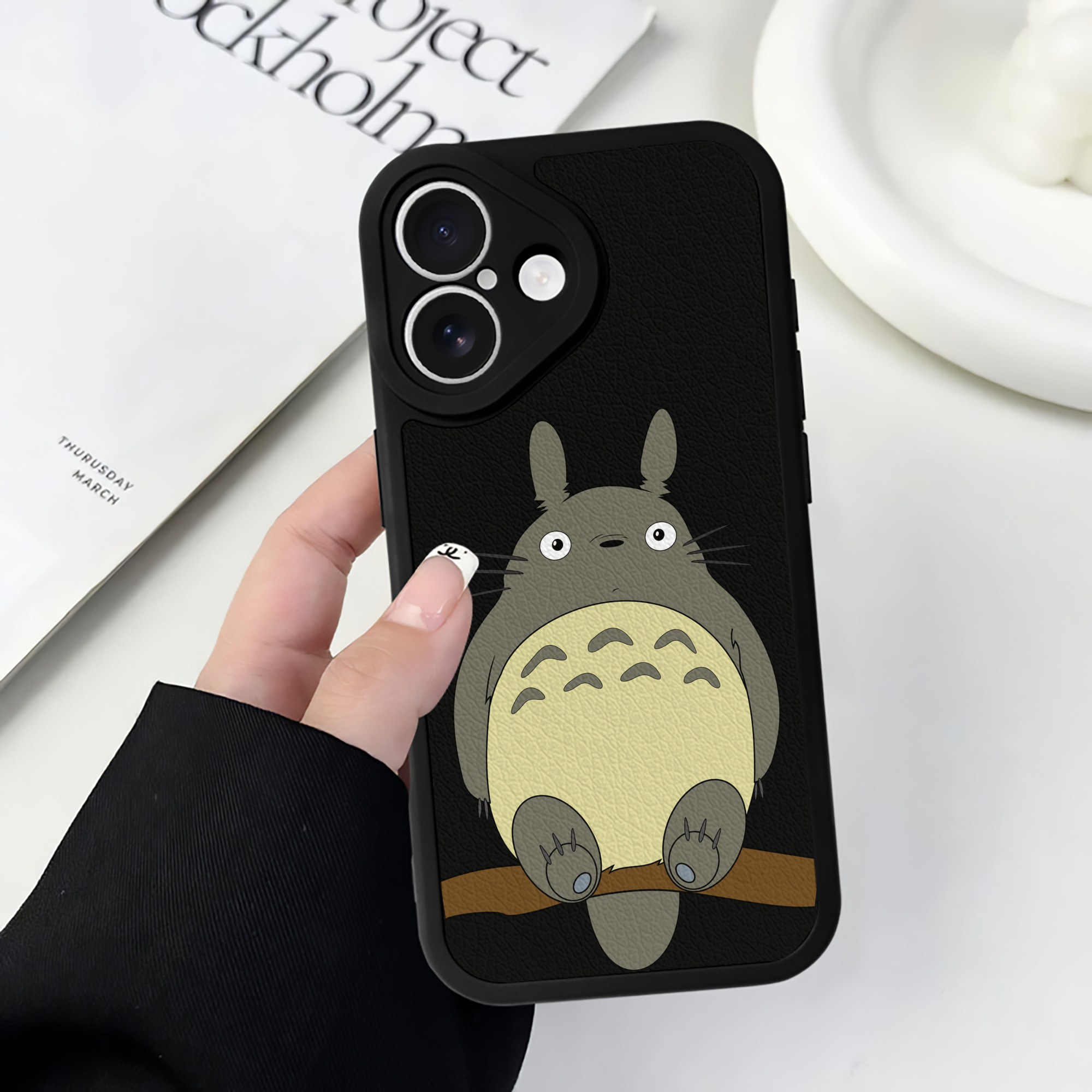 （画像用） となりのトトロ 草壁メイ 草壁サツキ My Neighbor Totoro Satsuki Kusakabe Mei Kusakabe 【iPhone 16シリーズ対応】シリコンスマホケース（レザー調） 材質：シリコン